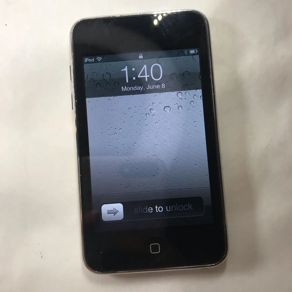 Apple iPod Touch 3rd Generation Silver 32GB MC008LL
